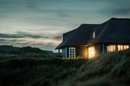 Haus in Norwegen mit Licht in der Dämmerung